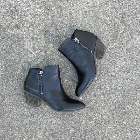 FRYE black genuine leather block heel ankle bootie - Picture 4 of 6
